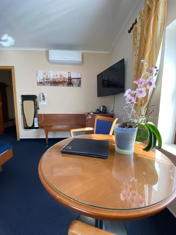 Zamecky Hotel Zlaty Orel フラニツェ エクステリア 写真