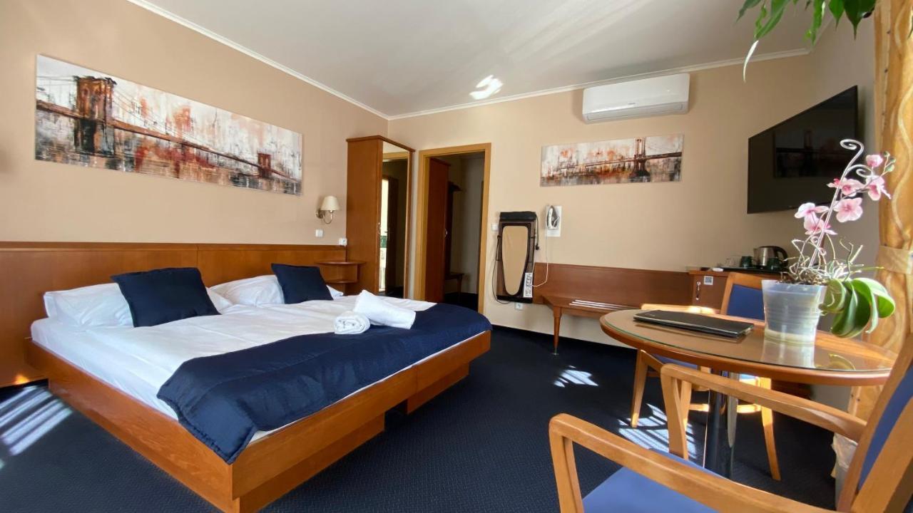 Zamecky Hotel Zlaty Orel フラニツェ エクステリア 写真