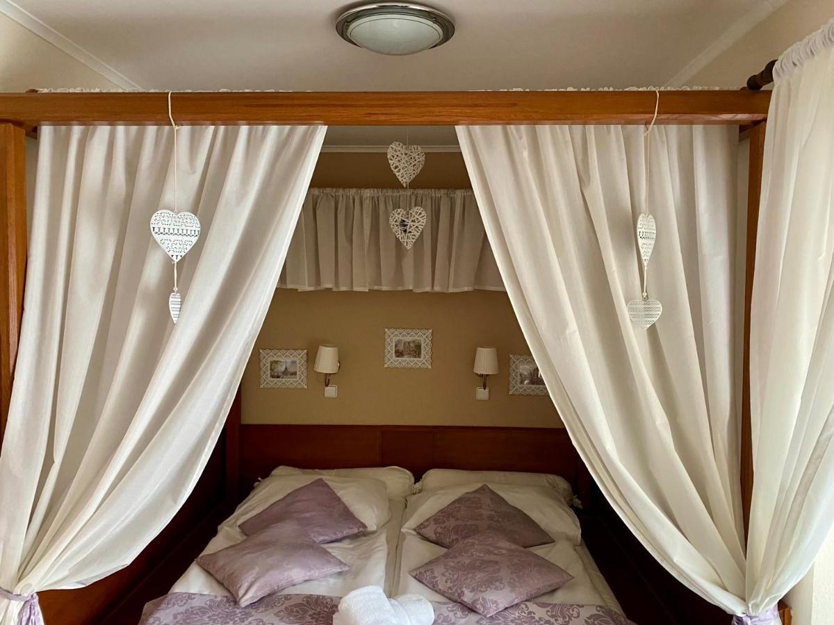 Zamecky Hotel Zlaty Orel フラニツェ エクステリア 写真