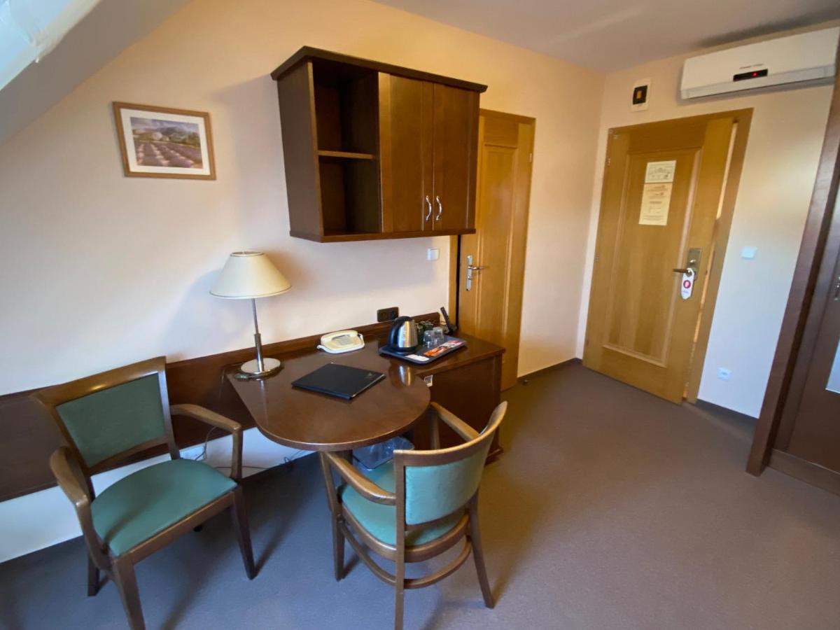 Zamecky Hotel Zlaty Orel フラニツェ エクステリア 写真