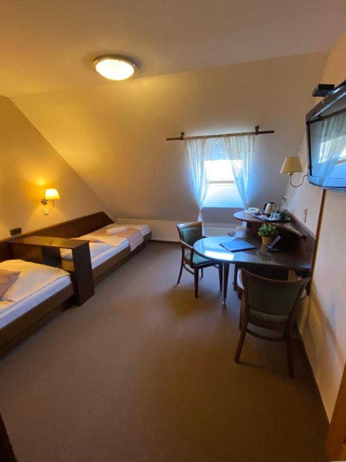 Zamecky Hotel Zlaty Orel フラニツェ エクステリア 写真