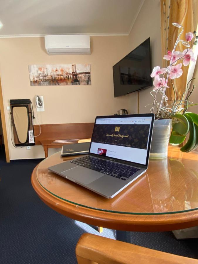Zamecky Hotel Zlaty Orel フラニツェ エクステリア 写真