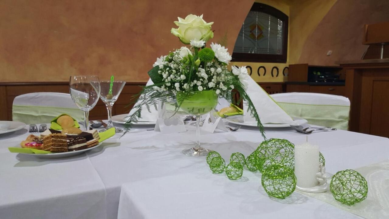 Zamecky Hotel Zlaty Orel フラニツェ エクステリア 写真