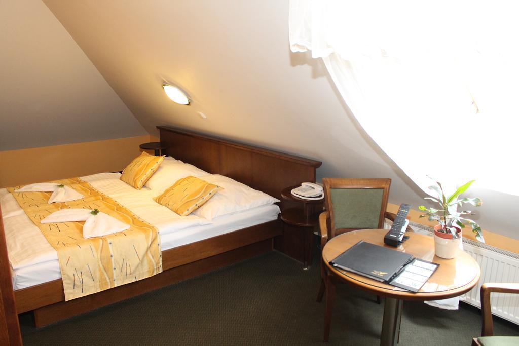 Zamecky Hotel Zlaty Orel フラニツェ エクステリア 写真