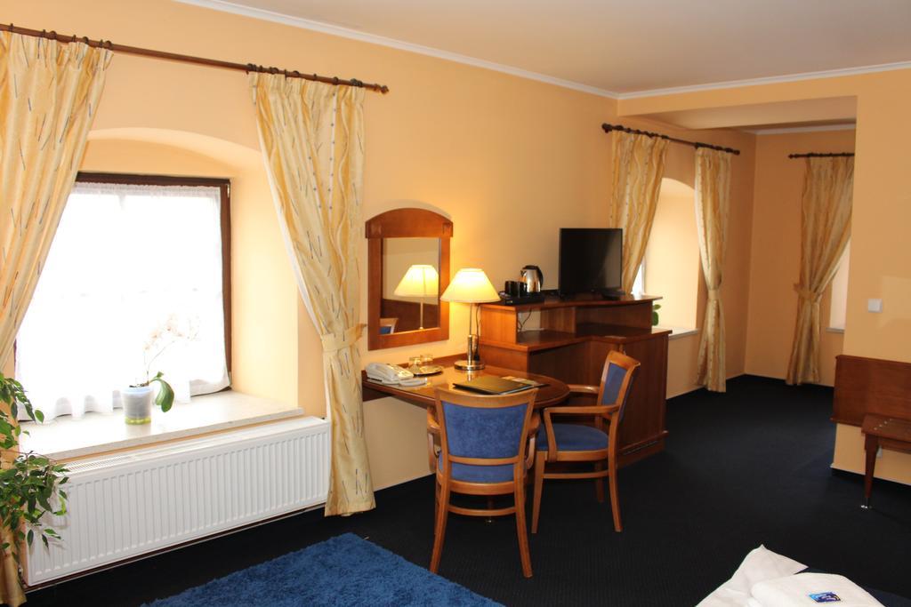 Zamecky Hotel Zlaty Orel フラニツェ エクステリア 写真