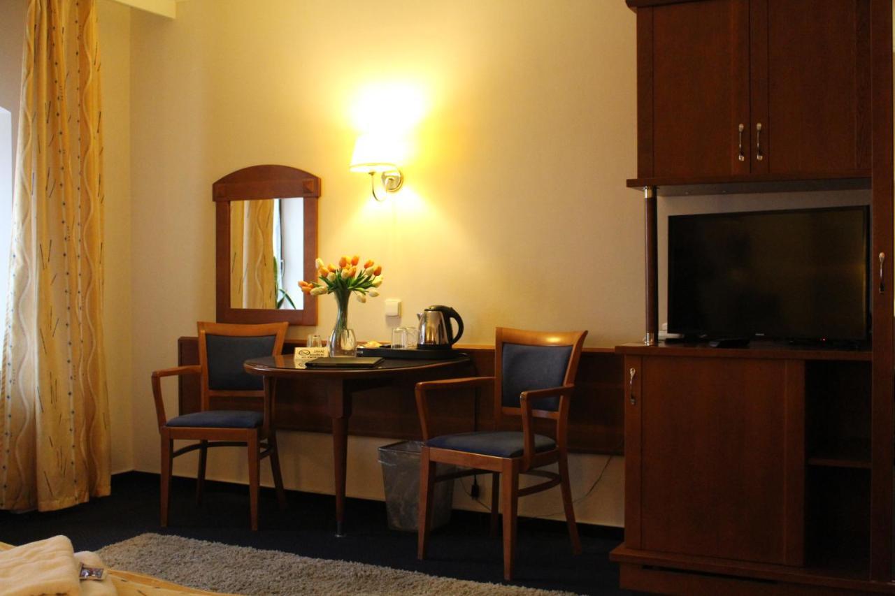 Zamecky Hotel Zlaty Orel フラニツェ エクステリア 写真